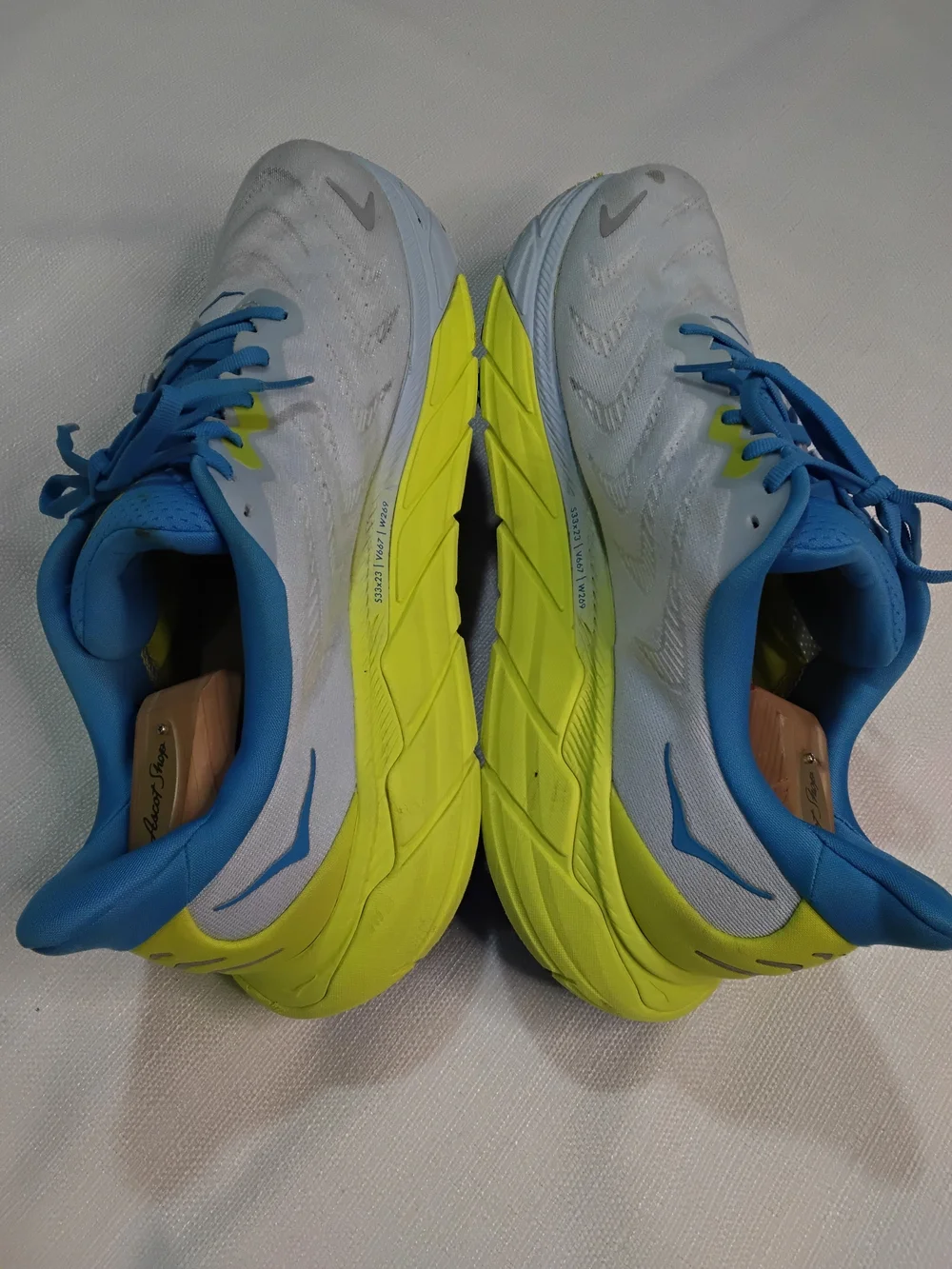 HOKA Arahi 6 Men’s Running Shoes — White & Blue Sz 12 2E.